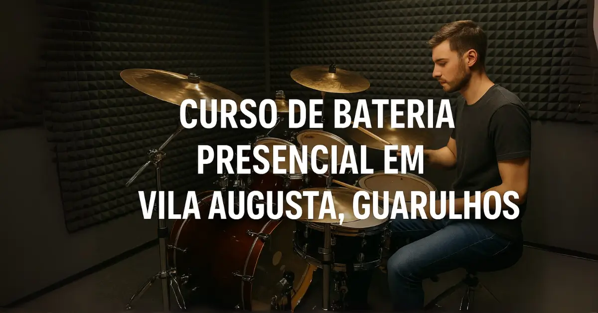 Homem jovem toca bateria com múltiplos tons e pratos em estúdio com tratamento acústico, promovendo curso presencial em Guarulhos. Jovem tocando bateria com várias peças em estúdio acústico.