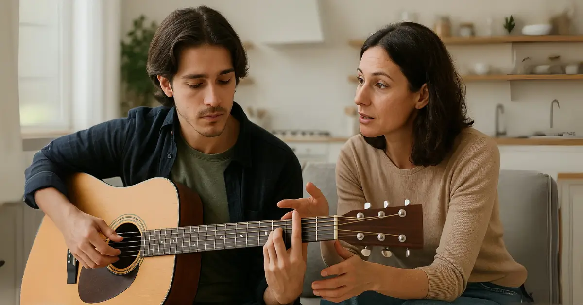 Mulher ensinando violão a jovem em sala iluminada, mostrando apoio e progresso no aprendizado.