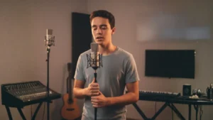 jovem em aula de canto na M-Arts em Guarulhos