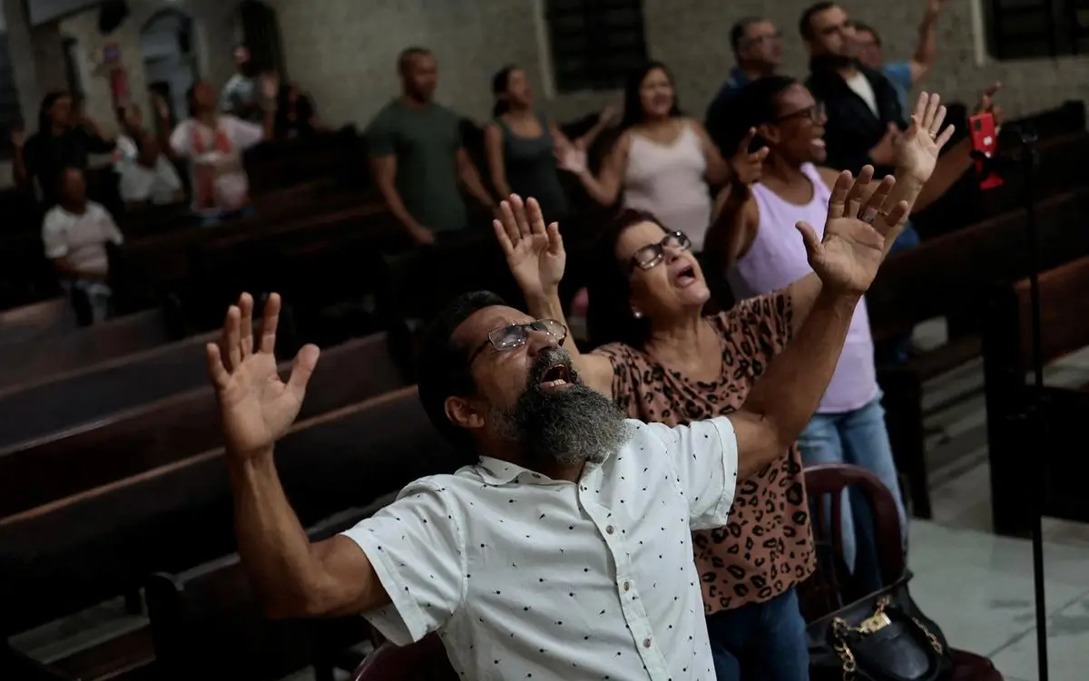 Vocalista ensaiando para louvor gospel na Vila Augusta em Guarulhos com foco em técnica e preparo.