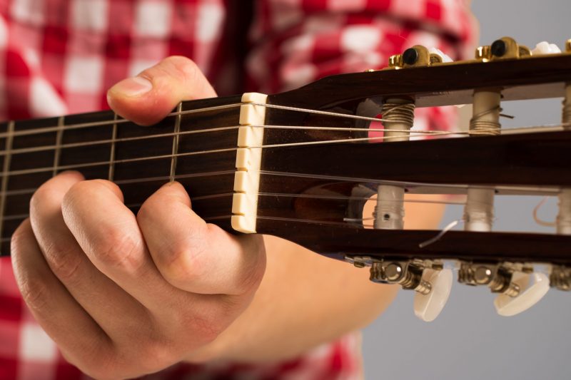 Aprenda violão na escola M-ARTS